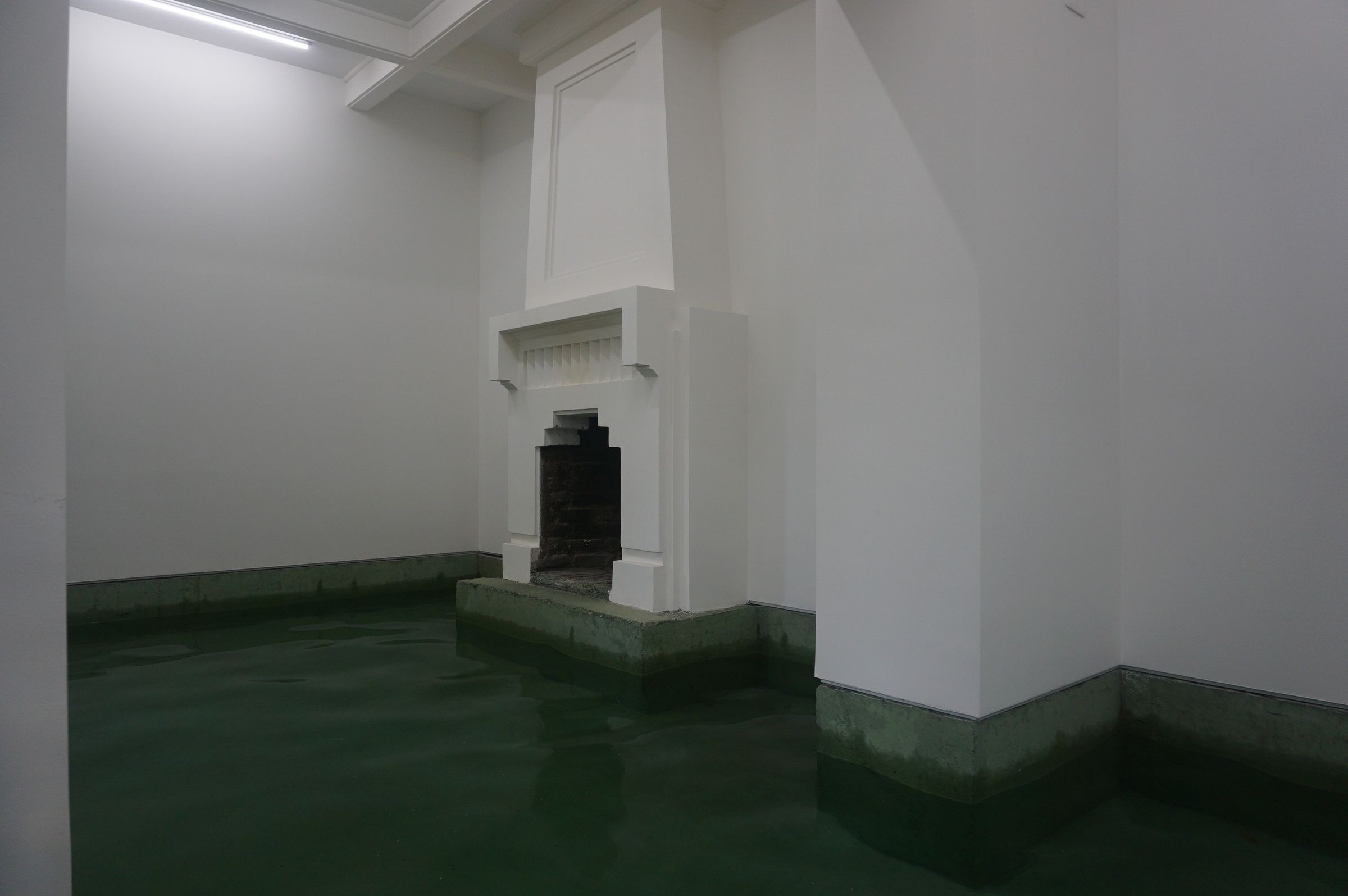 Sala de la chimenea inundada en LOCAL. Arquitectura: Smiljan Radic
