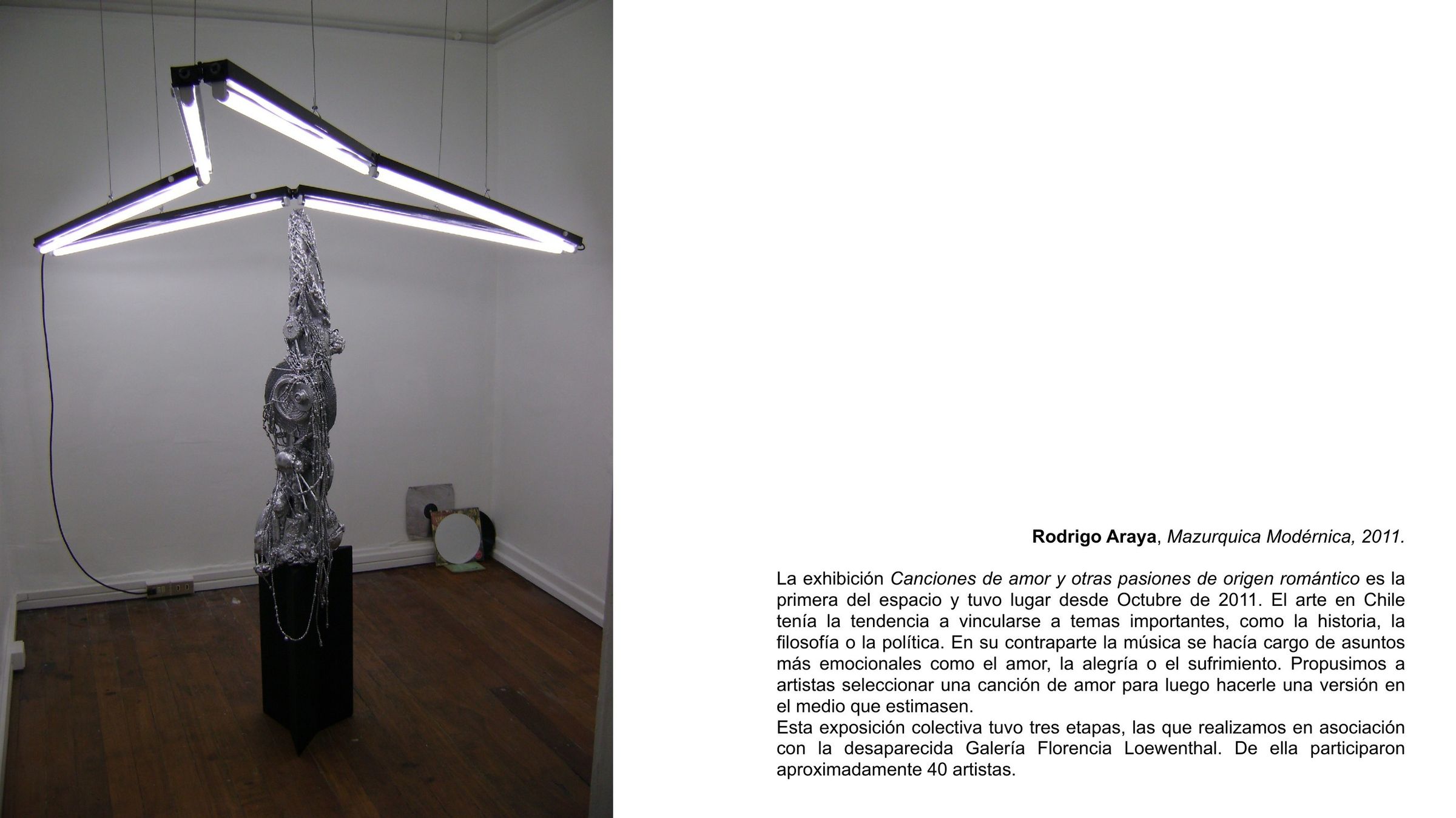 Página 4 de 19. Rodrigo Araya, Mazurquica Modérnica, 2011, escultura bajo una lámpara de tubos, en la exhibición Canciones de amor y otras pasiones de origen romántico