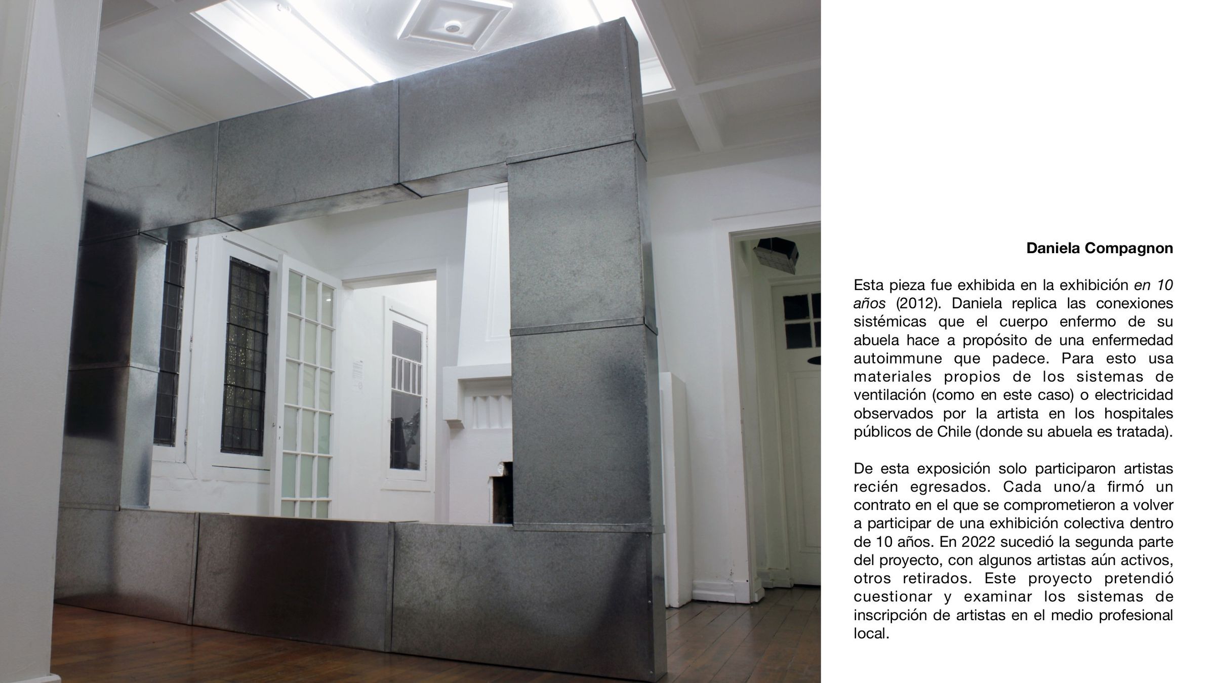 Página 6 de 19. Daniela Compagnon, ductos metálicos de ventilación que recorren la sala, en la exhibición 10 años, 2012