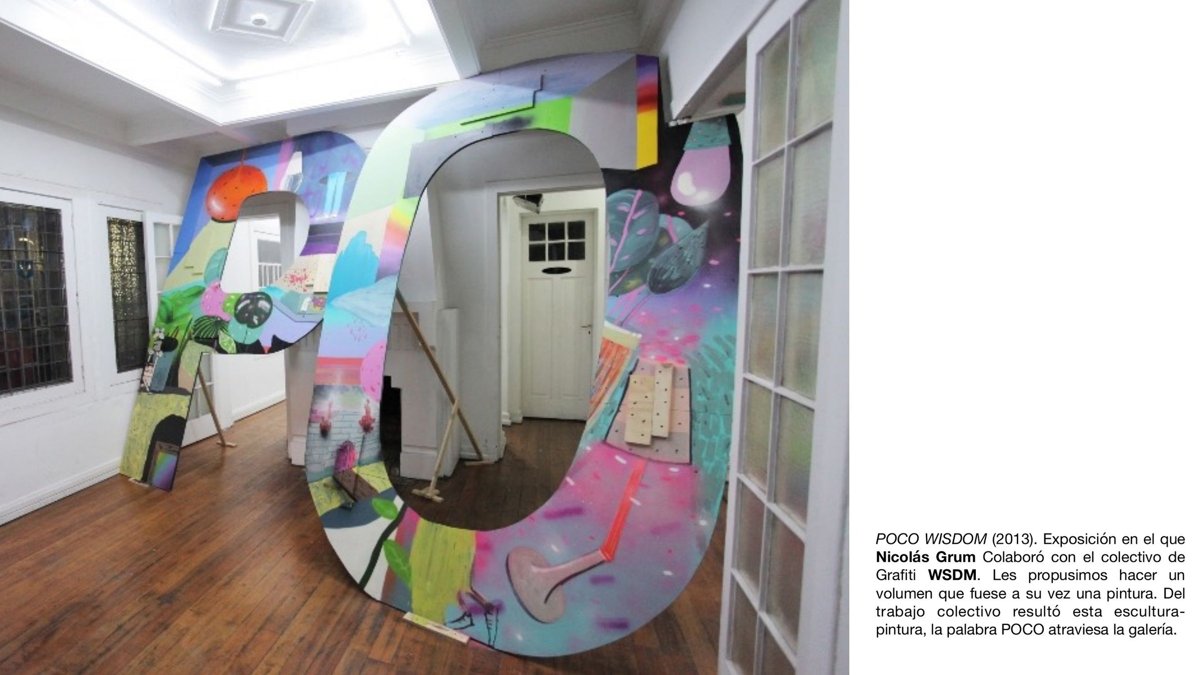 Página 7 de 19. POCO WISDOM, 2013, escultura pintada de Nicolás Grum con el colectivo WSDM, la palabra POCO atraviesa la sala