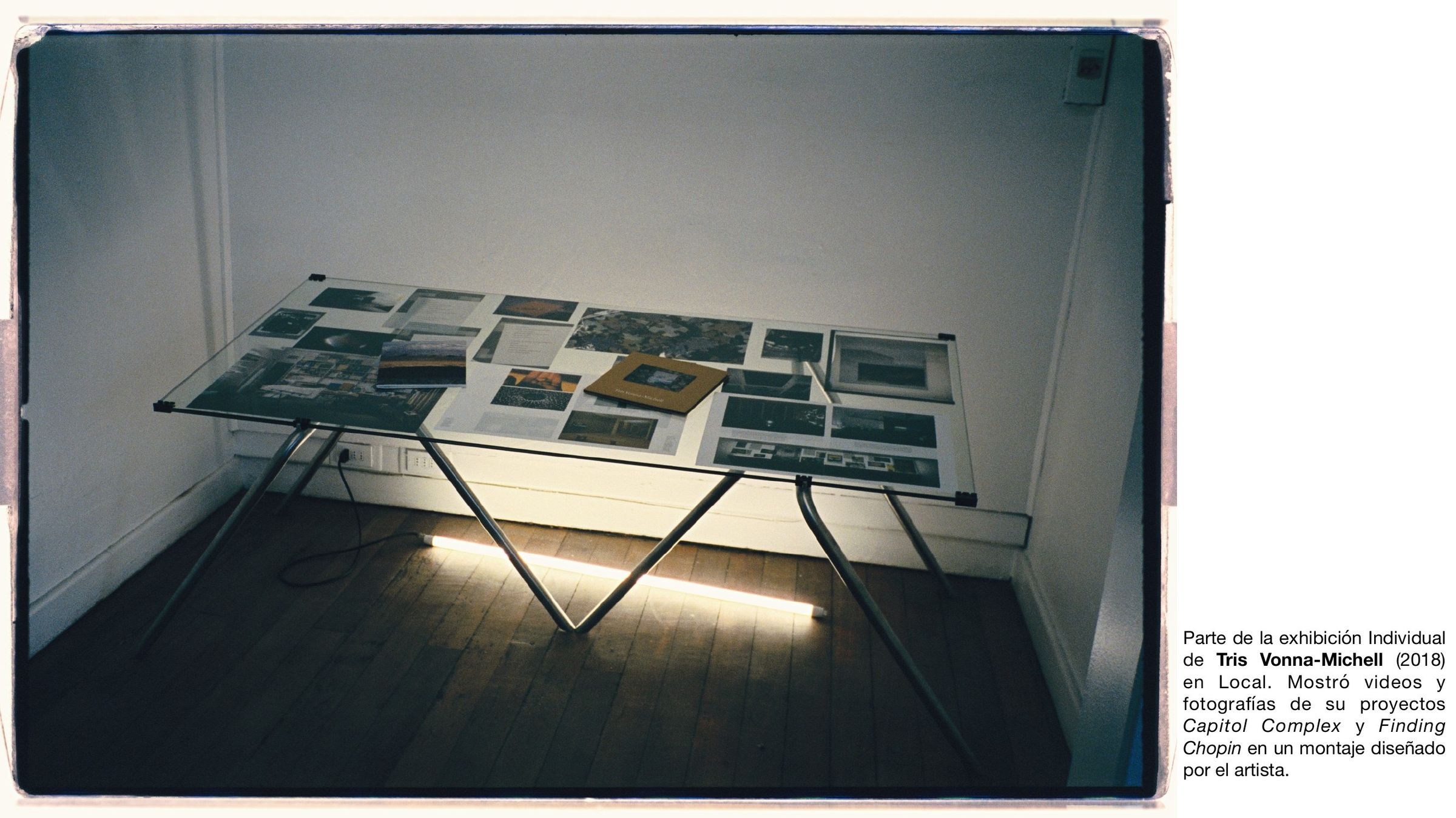 Página 9 de 19. Tris Vonna-Michell, 2018, mesa de vidrio con fotografías iluminada desde abajo