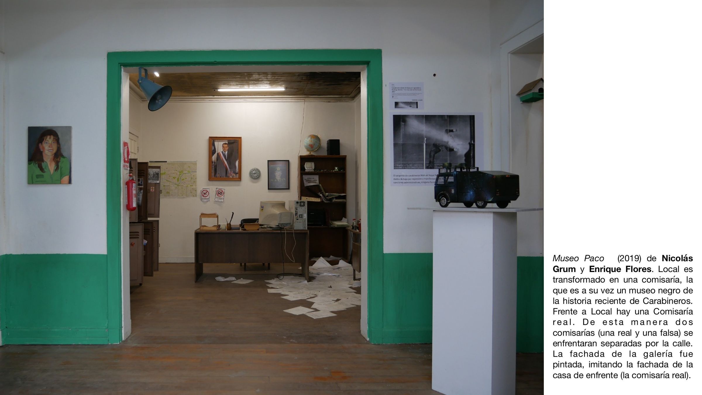 Página 10 de 19. Museo Paco, 2019, de Nicolás Grum y Enrique Flores, LOCAL convertido en una comisaría con retratos y escritorio