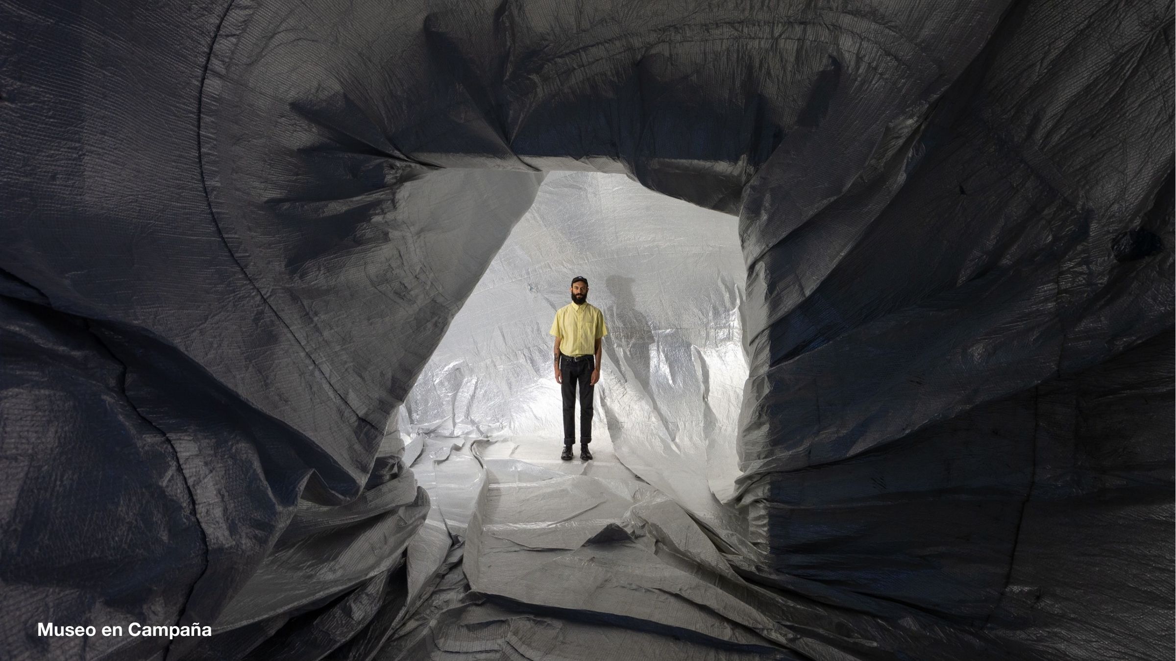 Página 16 de 19. Museo en Campaña, una persona de pie dentro del túnel inflable