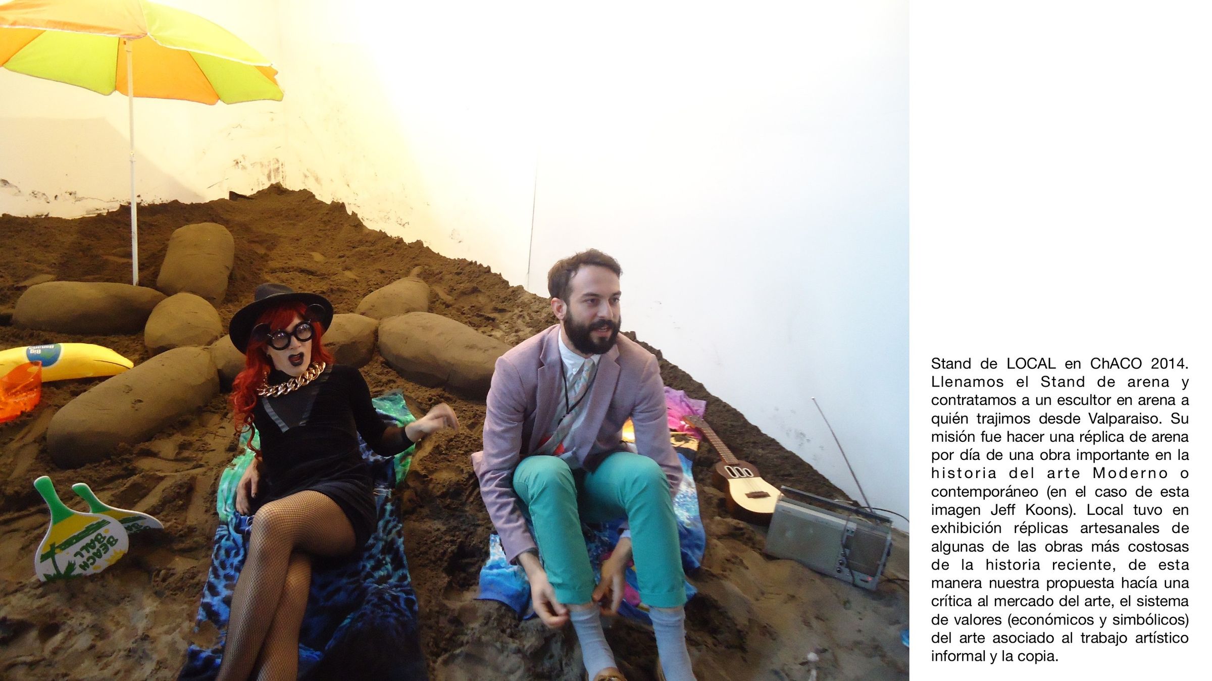 Página 17 de 19. Stand de LOCAL en ChACO 2014, dos personas sentadas sobre arena junto a una escultura de arena