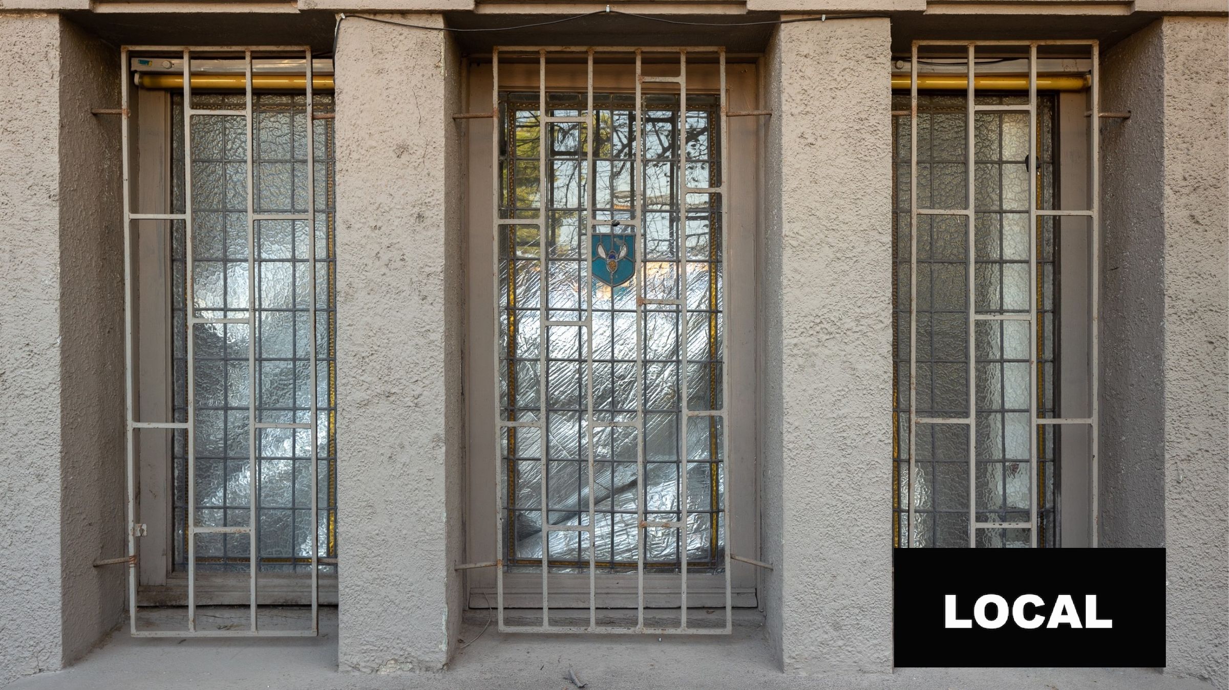 Página 19 de 19. Fachada de LOCAL con ventanas enrejadas y logotipo